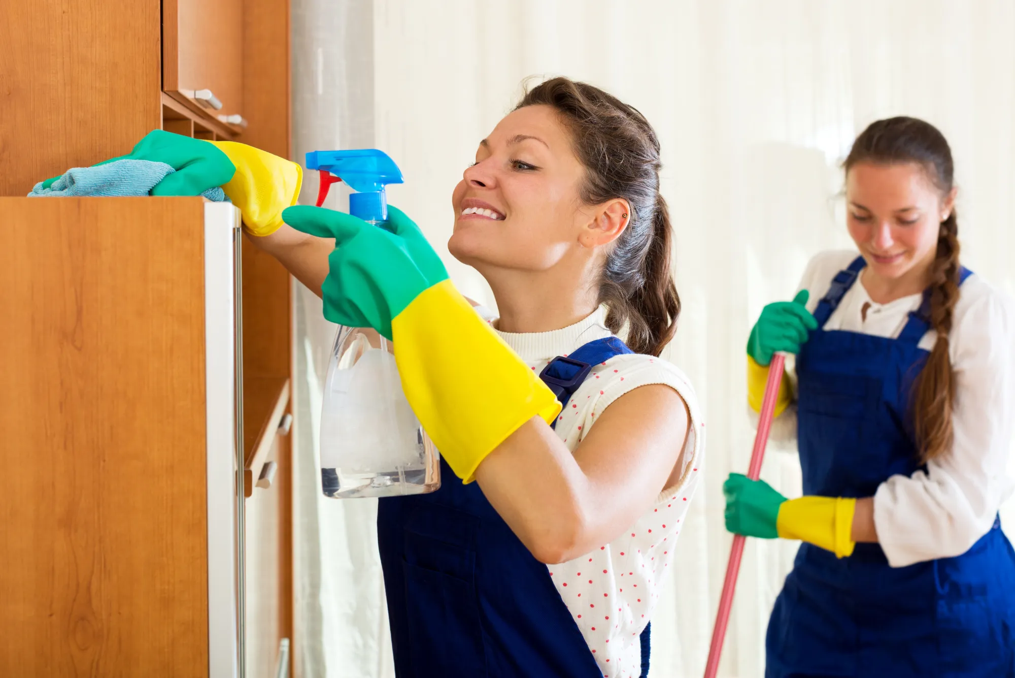 عاملات نظافة بنظام الساعة في دبي شركة تنظيف بالساعة