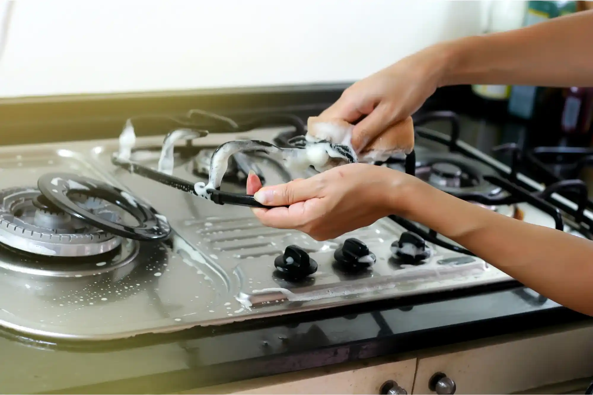 how to clean gas stove